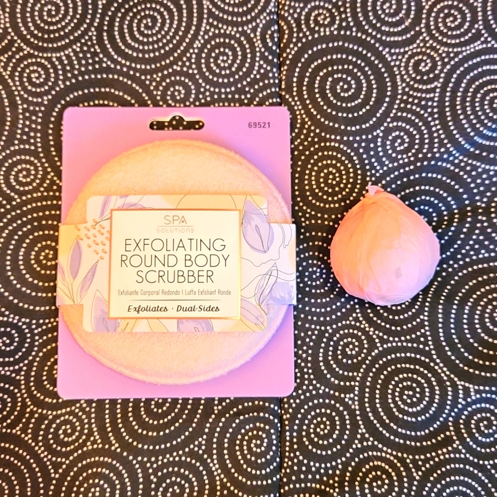 Spa Solutions Exfoliating Round Body Scrubber with Bath Bomb